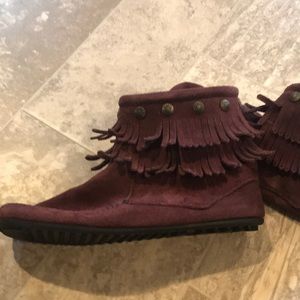 Minettonka Women’s Moccasins size 10!